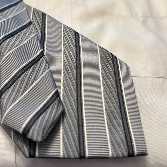 (034) beautiful men’s gray and black tie by Geoffrey Beene. Stain resistant. - Picture 8 of 8